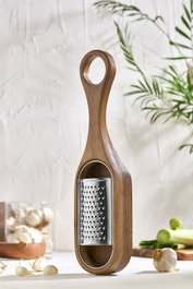 Hermia Akasya El - Rallador de acero inoxidable con soporte de madera de acacia